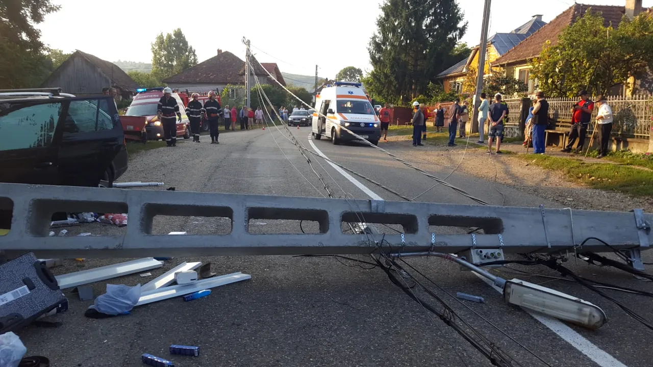 Accident în Bistriţa: Patru răniţi, între care doi copii, după ce maşina în care se aflau a lovit un stâlp