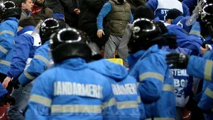 Opt fani stelişti au fost reţinuţi de jandarmi, înaintea derbiului cu Dinamo