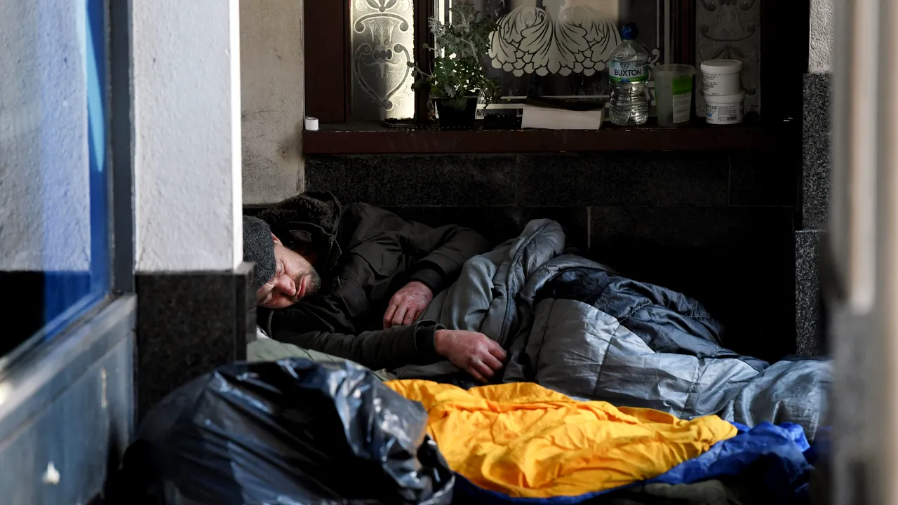 Poliţia din Franţa, acuzată că amendează oamenii străzii pentru că nu stau în izolare la domiciliu