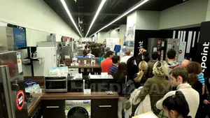 REPORTAJ: Black Friday în Bistriţa - Oamenii au stat la cozi pentru televizoare şi aspiratoare 