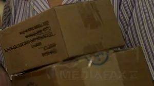 Ce a găsit un tânăr în coletul în care trebuia să fie un telefon mobil comandat pe internet