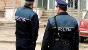 Tânăr, căutat de poliţişti după ce a omorât un coleg şi a rănit grav un altul