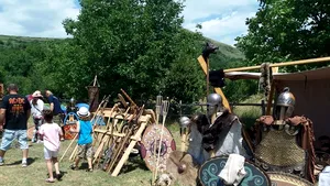 GALERIE FOTO Aproape 200 de daci, romani şi gladiatori reînvie istoria şi legendele cetăţilor dacice din Alba 