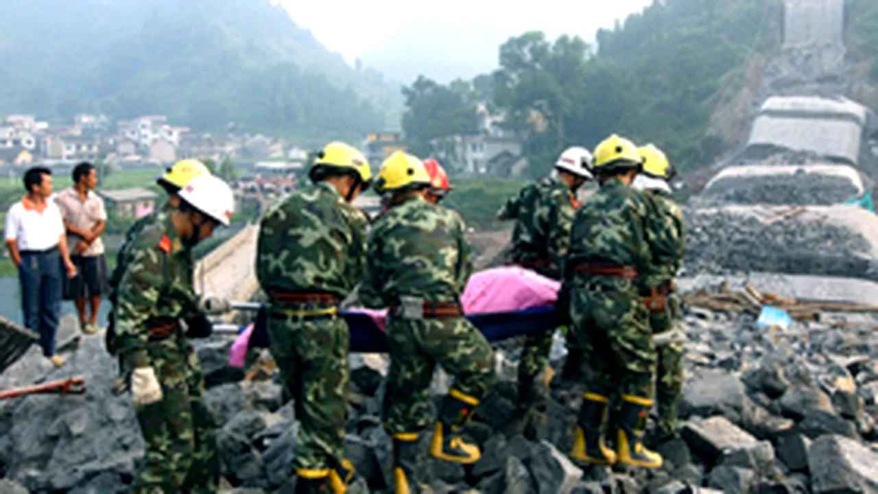 Cel puţin 22 de persoane au murit în urma prăbuşirii unui pod, în China