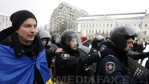 Confruntări între poliţie şi manifestanţi în faţa primăriei din Kiev. Forţele de ordine s-au retras 
