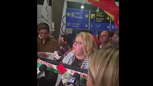Diana Șoșoacă a fluturat steagul Palestinei pe aeroportul Otopeni. Ea a făcut atacuri la adresa Israel, NATO, Parchetul General și UE