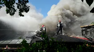 GALERIE FOTO Incendiu puternic în Sectorul 1 al Capitalei. Acoperişul unei case a luat foc; flăcările s-au extins şi la a doua casă