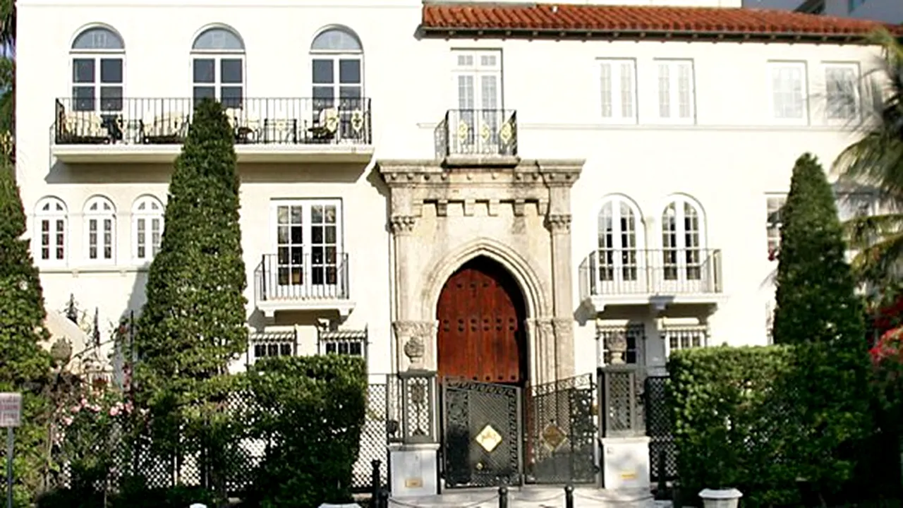 Vila în care a fost asasinat Gianni Versace, vândută la licitaţie