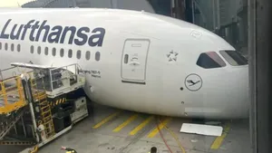 Un Boeing 787 s-a prăbușit în timp ce stătea pe loc. Situație bizară pe aeroportul din Frankfurt