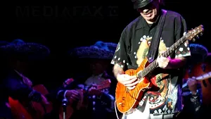 Santana i-a cerut iubitei sale să îi devină soţie, pe scenă, în timpul unui concert