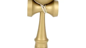 Kendama Louis Vuitton EXCLUSIVISTĂ / E listată pe e-bay la un preț ce pleacă de la 1.300 de dolari, dar este ea originală?