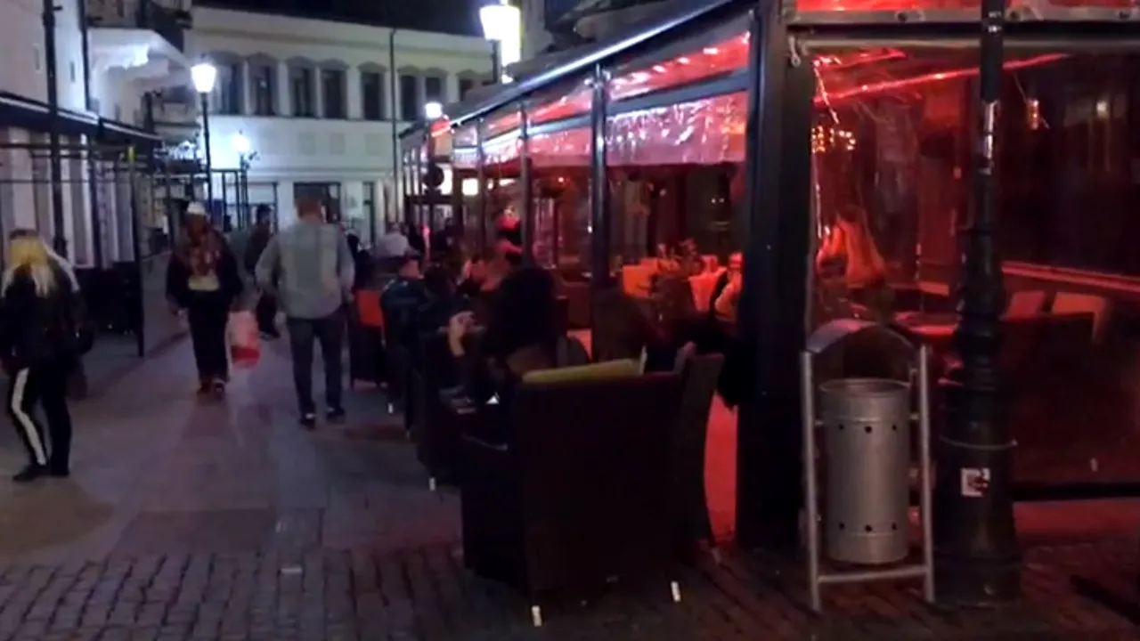 Ultima seară de stat acasă, prima noapte de distracţie la terasă / Câteva străduţe din Centrul Vechi au reînviat din primele ore de ”relaxare” | VIDEO