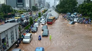 Oraşul Jakarta se confruntă cu inundaţii de amploare