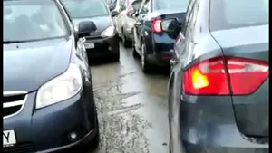 Traficul în staţiunea Păltiniş, blocat din cauza maşinilor parcate neregulamentar