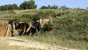 Craterul salinei din câmpul I de sonde de la Ocnele Mari s-a extins pe circa 1.500 de metri pătraţi