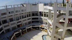 REPORTAJ: Mall-ul abandonat în care trăiesc peste 1.000 de oameni. Povestea refugiaţilor care nu pot găsi o locuinţă mai bună - VIDEO