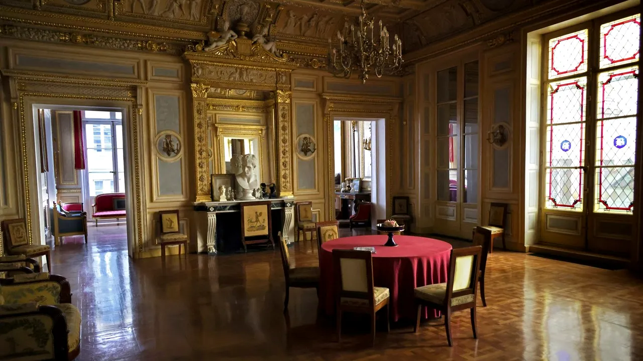 FOTO Fără restricţii COVID pentru „crème de la crème”. Restaurantul de lux din Paris care găzduia petreceri secrete pentru elita franceză