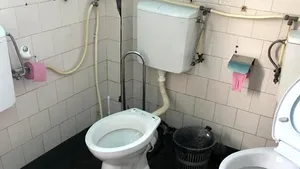 FOTO. Toaleta cu 3 WC-uri dintr-un spital din Cluj