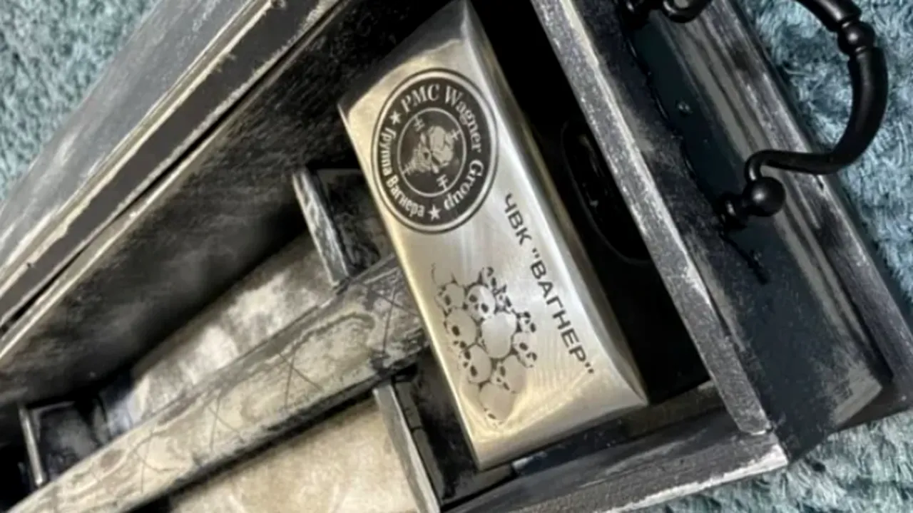 Surpriză pe rafturile din Rusia. Grupul de mercenari Wagner a început să vândă decoraţii de casă. Primul produs - Ciocanul Wagner ambalat într-o cutie ce seamănă cu un sicriu