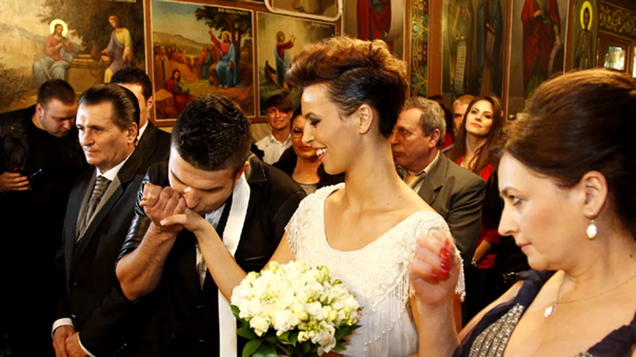 Edi Stancu s-a căsătorit cu iubita lui, Silvia. Tinerii căsătoriţi au dansat în costume populare la nunta lor - GALERIE FOTO
