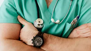 Medic exclus din profesie după ce a postat fotografie cu operație pe creier pe site de întâlniri