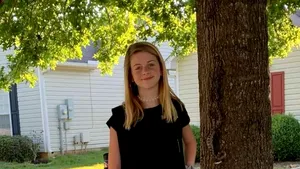 O adolescentă a făcut o poză pentru începerea şcolii, dar nu a observat cine mai era în cadru cu ea. Detaliul care a îngrozit pe toată lumea | FOTO