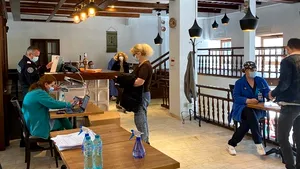 Vaccinare anti-COVID la Hanul lui Manuc. Zeci de angajaţi din HoReCa au fost imunizaţi cu serul Pfizer