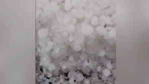 Surpriză la Abu Dhabi. Străzile, acoperite de pietre mari de grindină