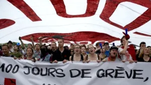 Zeci de mii de oameni s-au reunit la Montreal pentru a marca o sută de zile de proteste studenţeşti