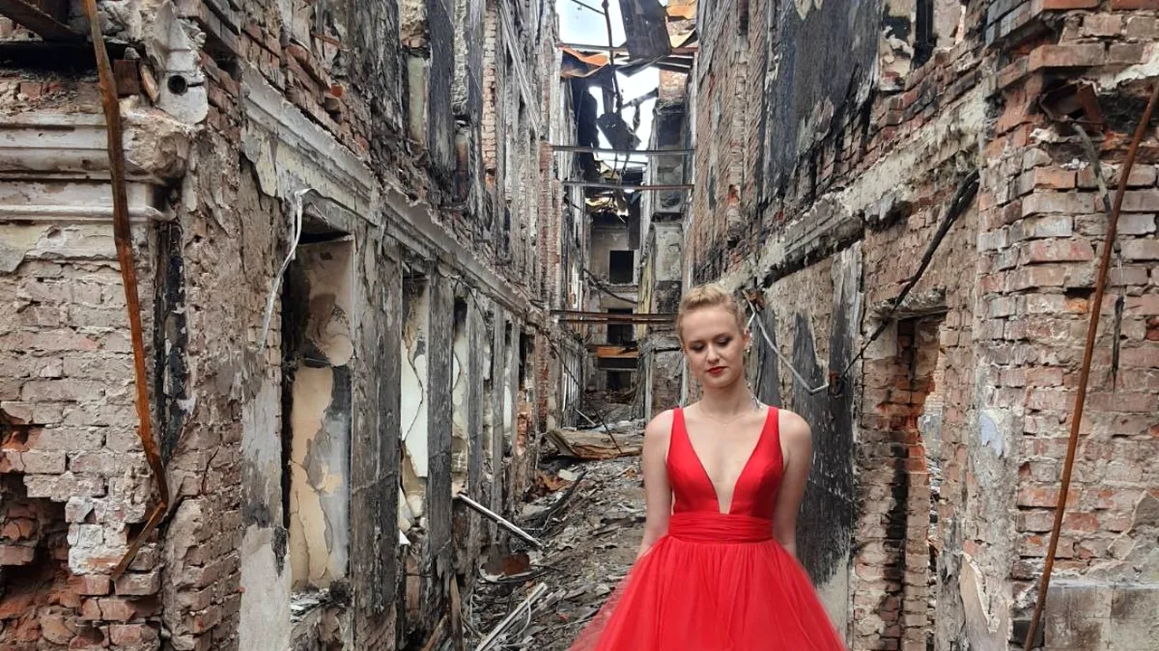Imagine emoţionantă: Valerie, 16 ani, printre dărâmăturile şcolii ei, cu rochia de bal

