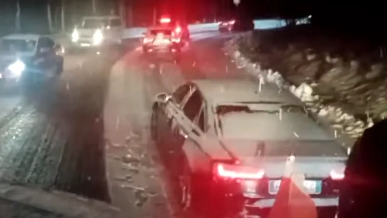 Trafic blocat din cauza ninsorilor pe DN 67C, între Novaci și Rânca. Utilajele de deszăpezire intervin cu dificultate