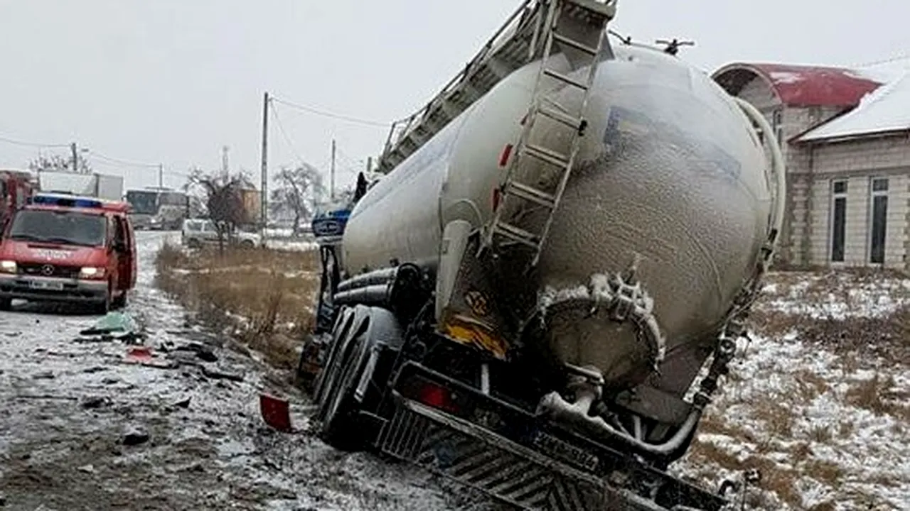 Două persoane rănite, după ce două TIR-uri încărcate cu păcură, respectiv cherestea,s-au ciocnit în Timiş