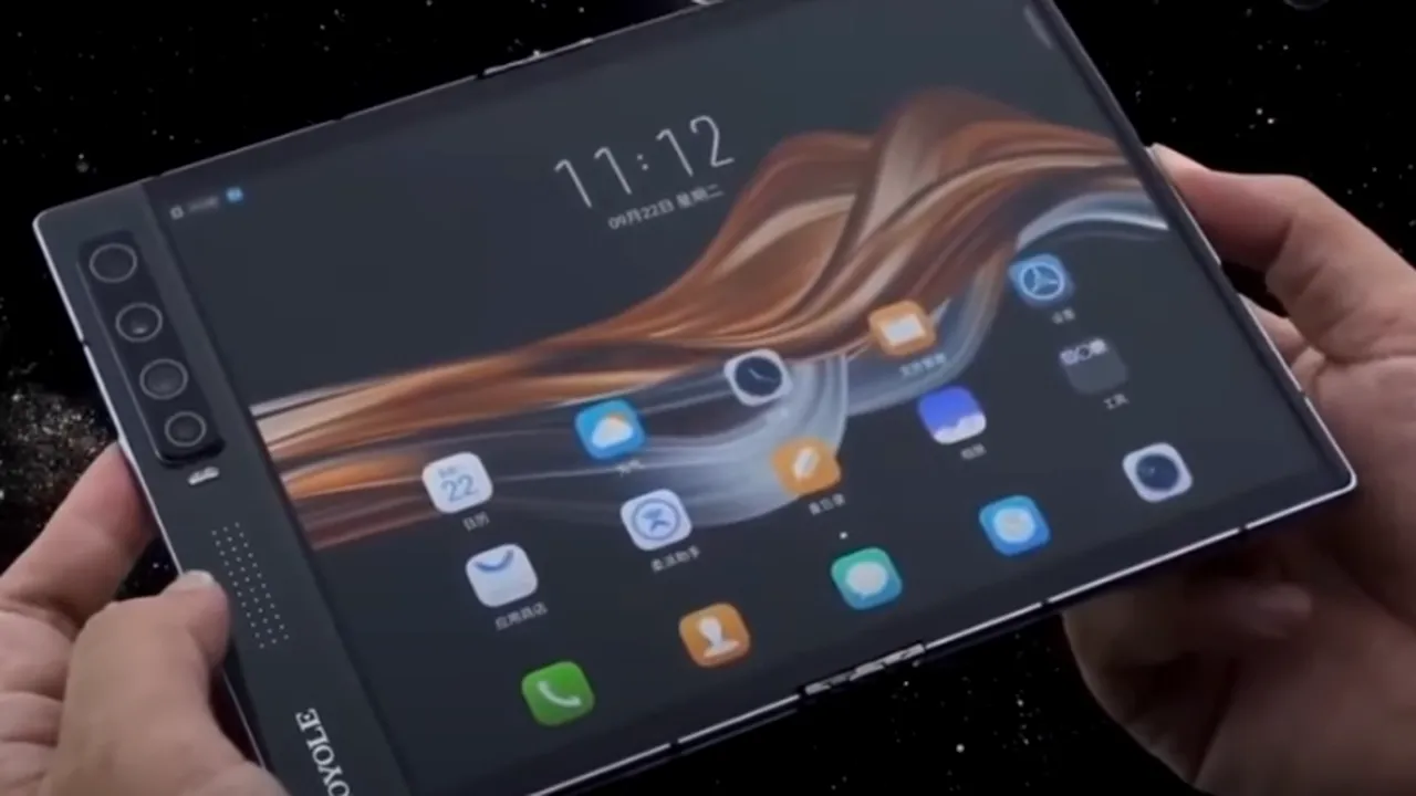 Chinezii de la Royole au lansat un smartphone pliabil de 1.500 de dolari