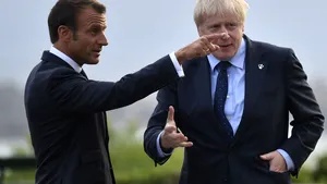 Emmanuel Macron îi cere lui Boris Johnson să clarifice poziţia lui privind Brexit