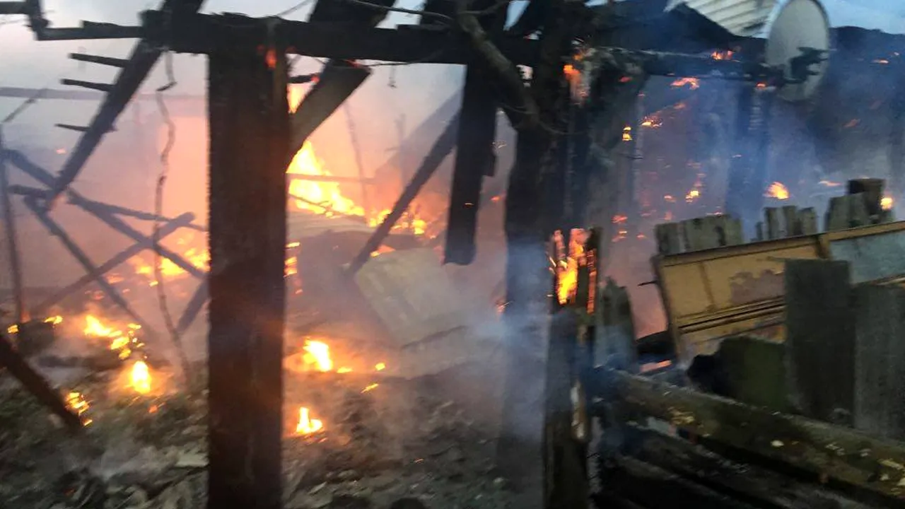 Incendiu violent într-o clădire în care funcţionează şi un bar, în Arad. 18 persoane intervin pentru stingerea incendiului