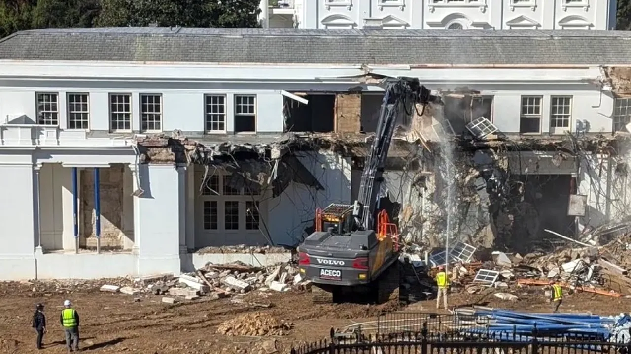Casa Albă a început demolarea unei părți de clădire pentru a construi sala de bal a lui Trump