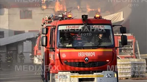 Incendiu de proporţii la Galaţi. Zeci de persoane încearcă să salveze o fermă