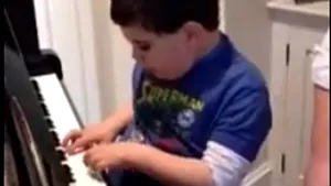 Are doar şase ani, suferă de AUTISM, însă face senzaţie cu talentul său la PIAN - FOTO, VIDEO