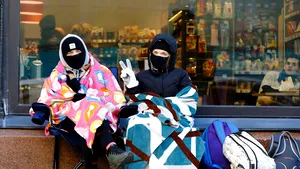 Surprizele iPhone X dezasamblat într-un clip video / Cozile din faţa magazinelor, pentru noul smartphone Apple, surprinse în IMAGINI