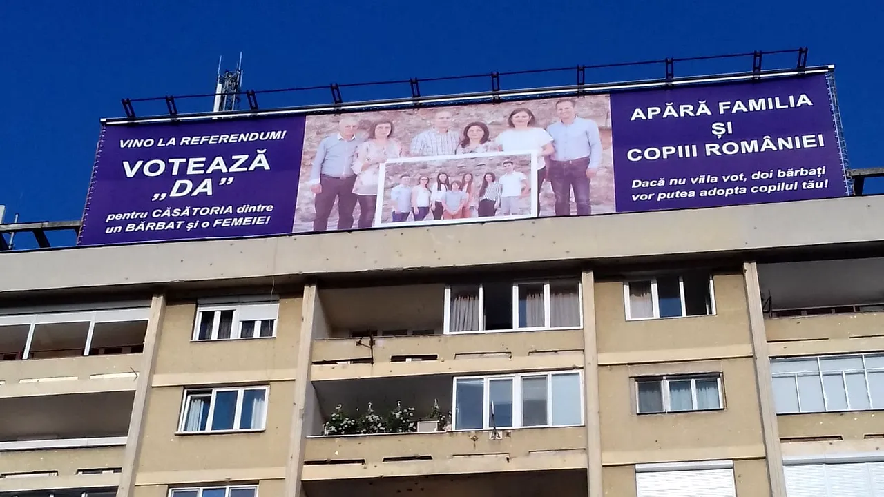 Mesaj scris pe un bloc pe tema referendumului la Timiş: Dacă nu vii la vot, doi bărbaţi vor putea adopta copilul tău/ Primarul Nicolae Robu a reacţionat imediat | FOTO