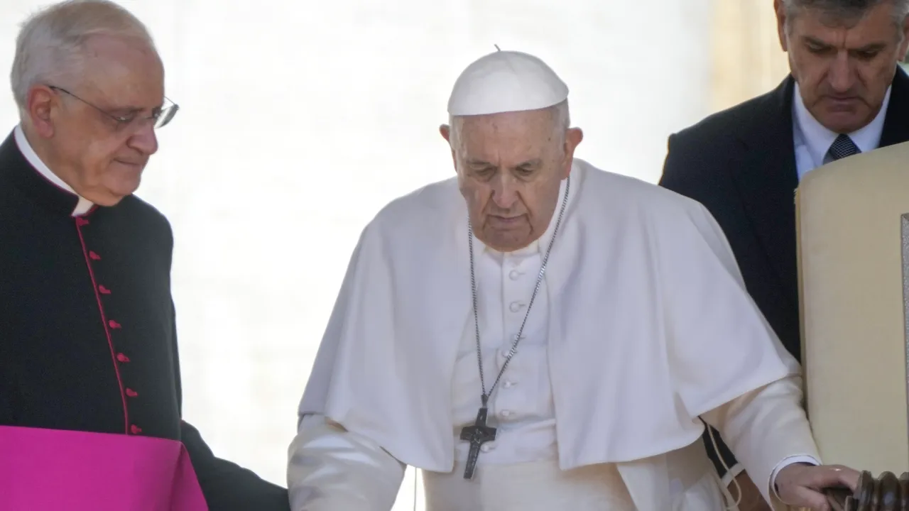 Papa este bolnav.  Şi-a amânat vizitele în Rusia şi Ucraina din cauza problemelor medicale