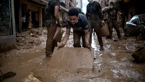 Pregătiri pentru noi furtuni. Spaniolii acoperă maşinile cu folii de plastic şi desfundă canalizările