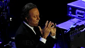Aproximativ 20.000 de spectatori la concertul gratuit susţinut de Julio Iglesias la Târgu Mureş