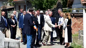 GALERIE FOTO, VIDEO Prinţul Charles, în vizită la biserica greco-catolică din Teiuş, judeţul Alba. El s-a arătat interesat de perioada persecuţiei comuniste