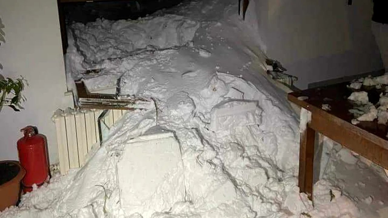 O avalanşă de mari dimensiuni a lovit cabana Capra. 60 de persoane, izolate