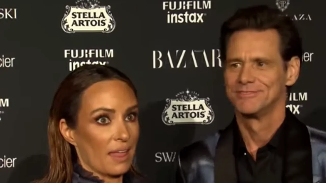 VIDEO | Fanii, îngrijoraţi de ultima apariţie în public a lui Jim Carrey. Interviul BIZAR pe care l-a oferit la New York Fashion Week