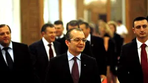 Premierul Boc lovit în plin de un cameraman neatent, pe holul Parlamentului