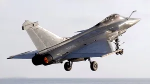 ÎNCEPE RĂZBOIUL? Mai multe blindate, distruse de avioanele franceze în Libia. Ce ţări mai vor să participe la acţiunile militare - VIDEO