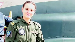 Diana Zamfir, prima femeie din Forţele Aeriene care a zburat cu un avion cu reacţie în simplă comandă pe timp de noapte 