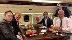 „Cutii peste cutii de la McDonald’s”. Ce mănâncă Trump în avion și de ce refuză restaurantele locale
